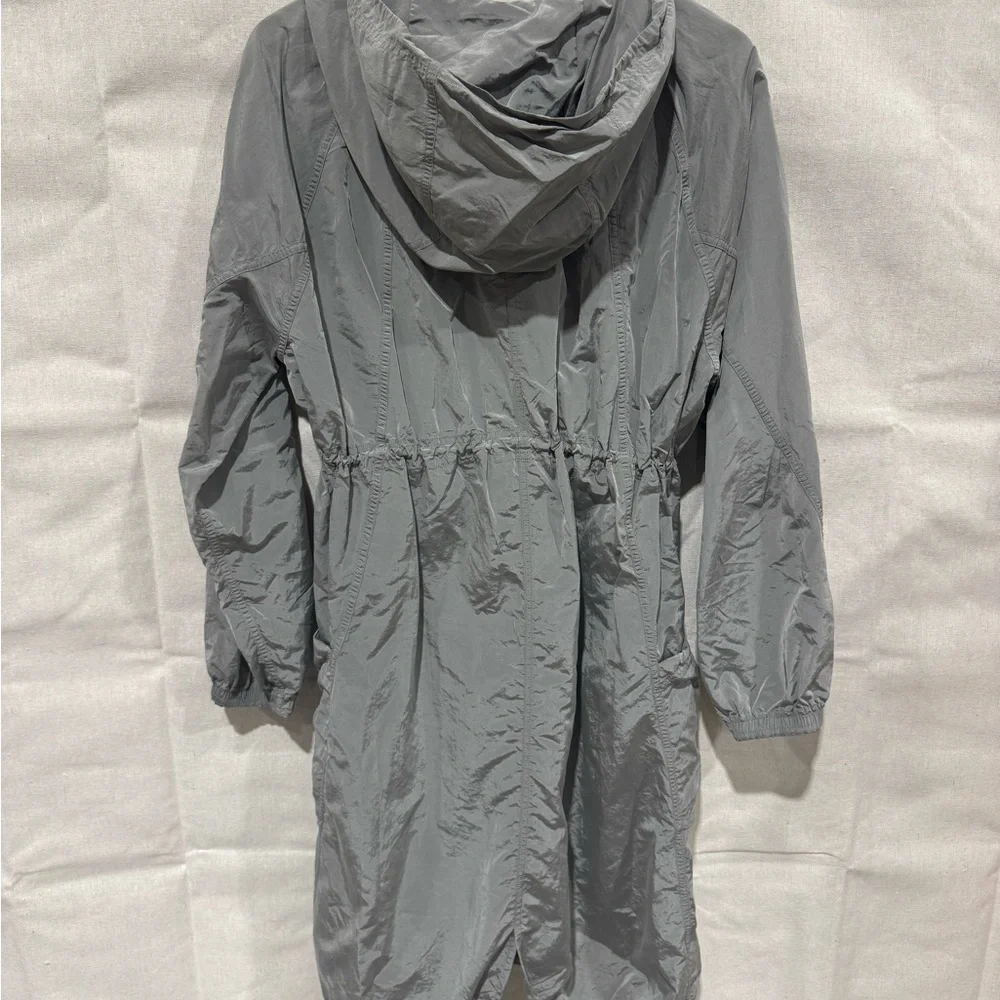lululemon athletica Gray Utility Rain Jacket Lightweight Relaxed Fit NWOT - Picture 13 of 14
